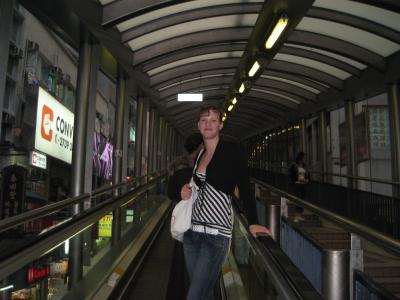 Mareike auf dem Escalator